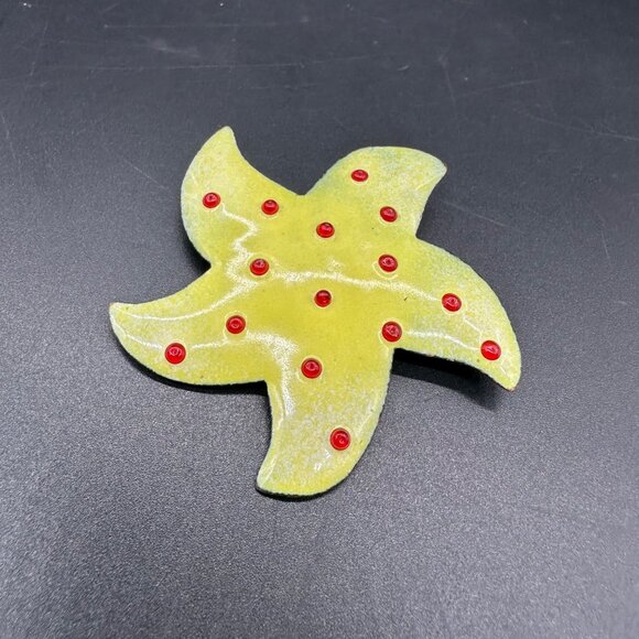 Vintage Starfish Enamel On Copper Brooch Pin Yellow Red Dots Nautical Beach - Picture 1 of 7